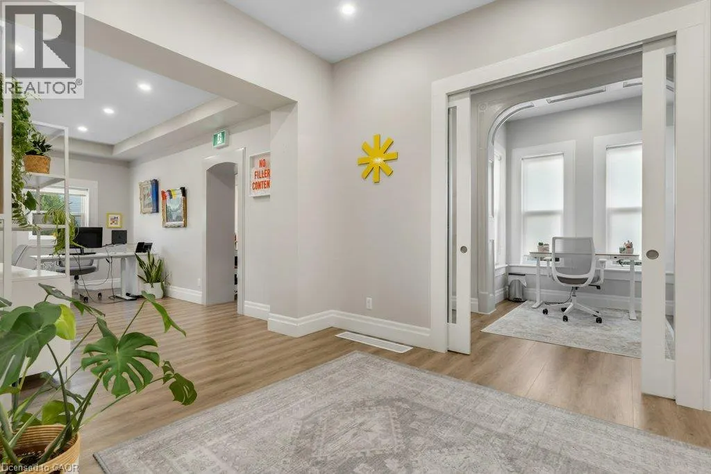 33 YOUNG Street E