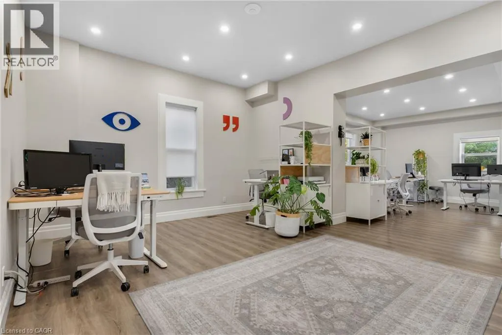 33 YOUNG Street E