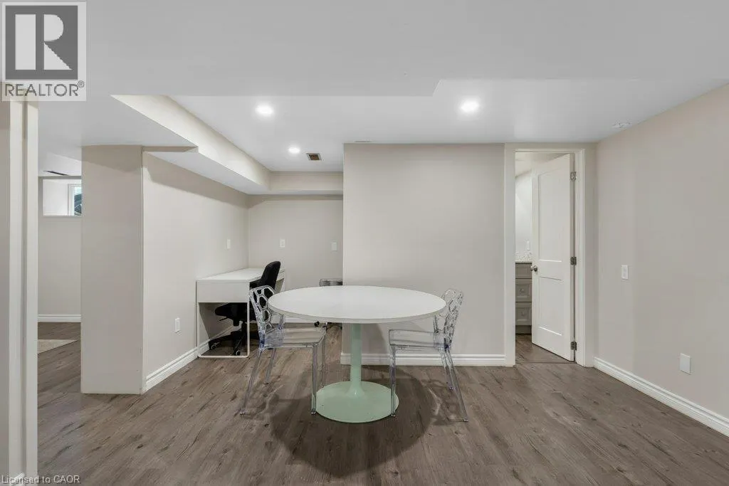 33 YOUNG Street E