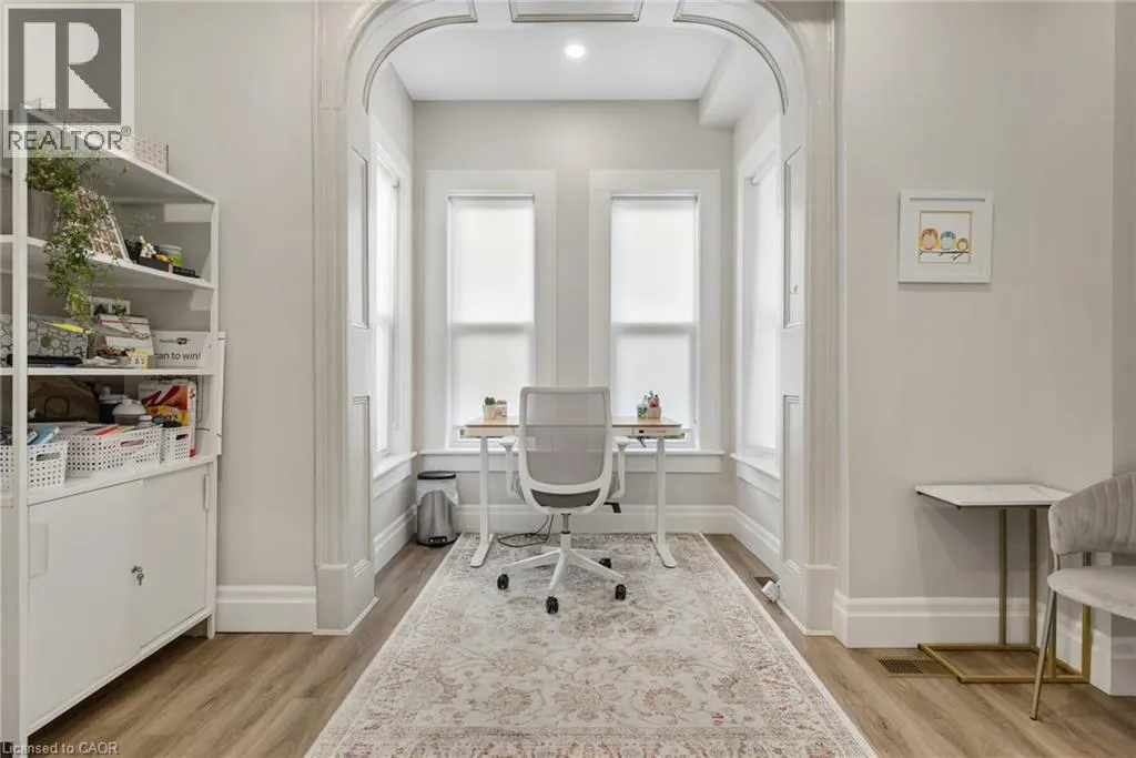 33 YOUNG Street E