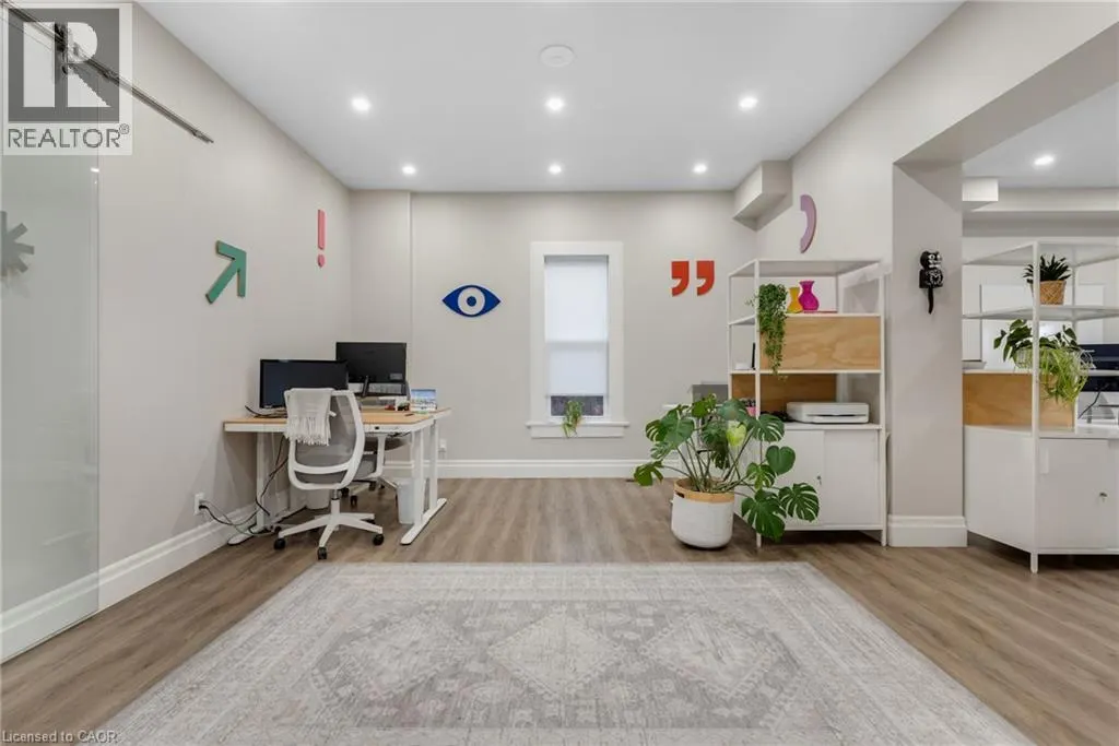 33 YOUNG Street E
