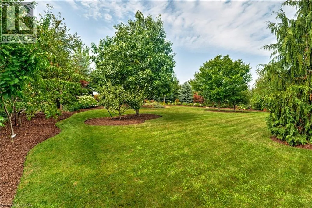 4 HOLDROYD Court
