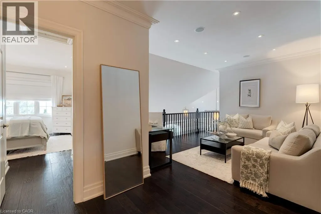4 HOLDROYD Court