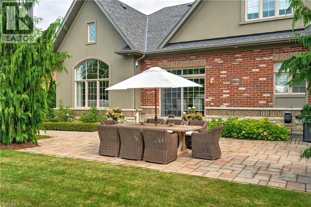 4 HOLDROYD Court