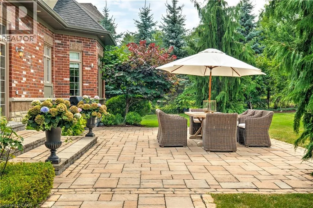 4 HOLDROYD Court