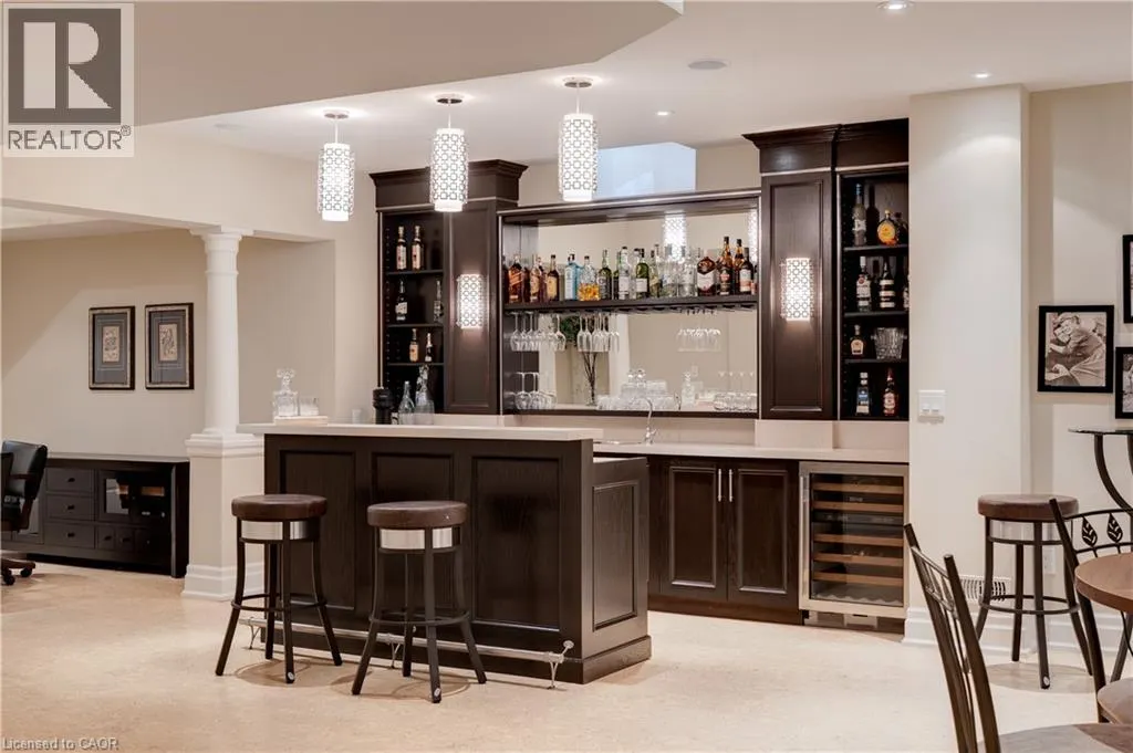 4 HOLDROYD Court
