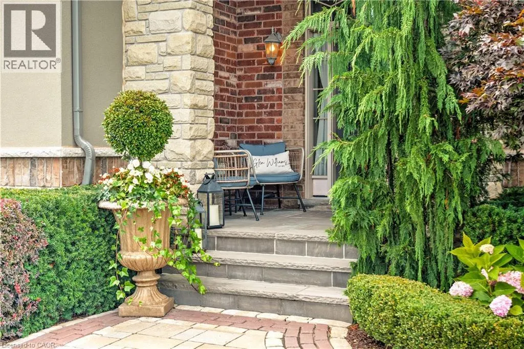 4 HOLDROYD Court