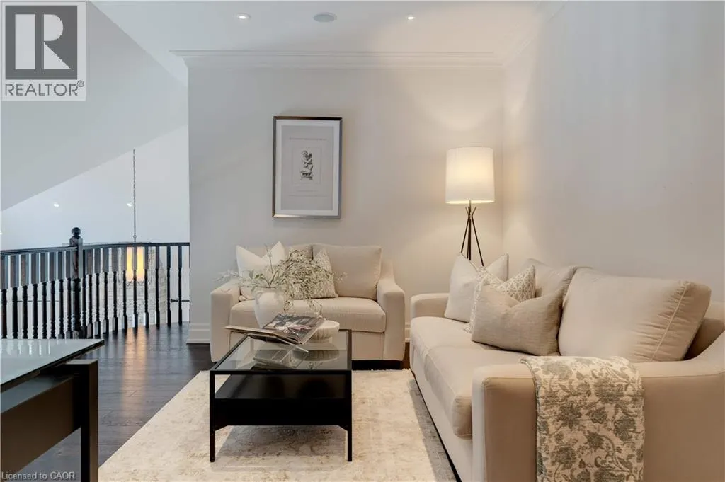 4 HOLDROYD Court