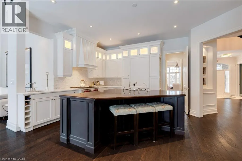 4 HOLDROYD Court