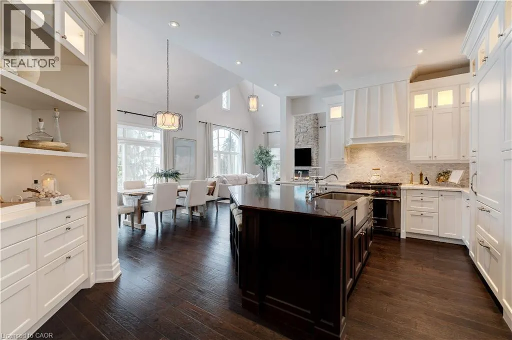 4 HOLDROYD Court