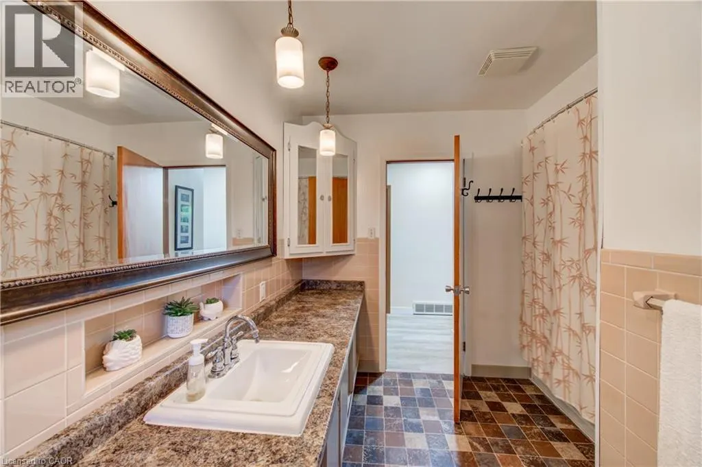 297 MAIN Street W