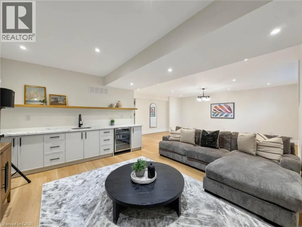 260 KENT Crescent
