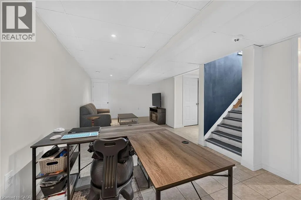 28 NELLES Street E