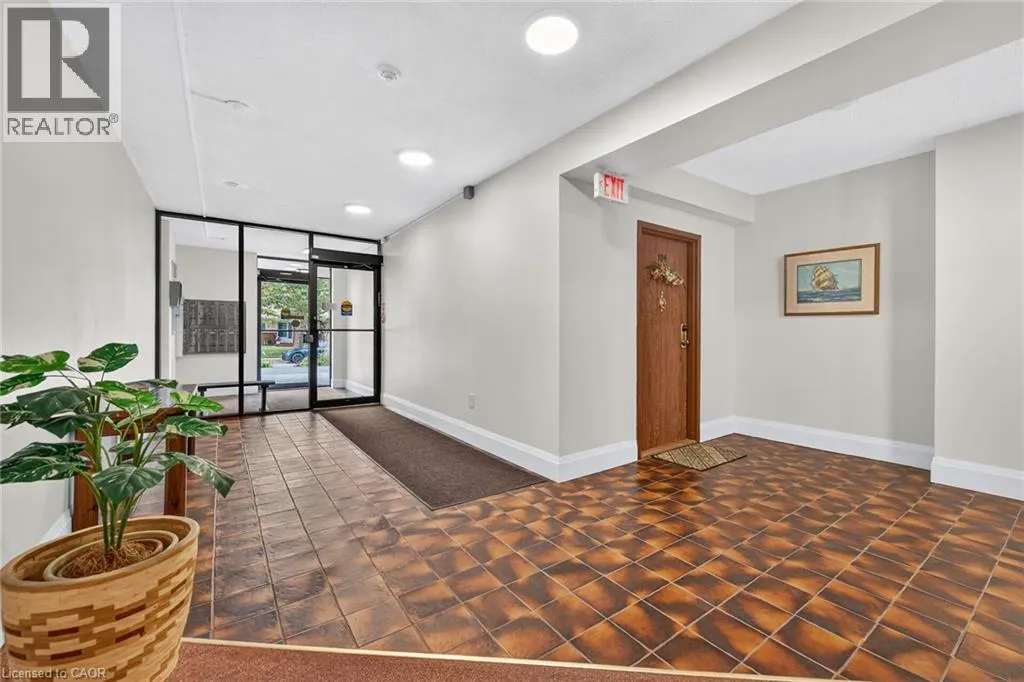 28 ROBINSON Street N Unit# 101 #101