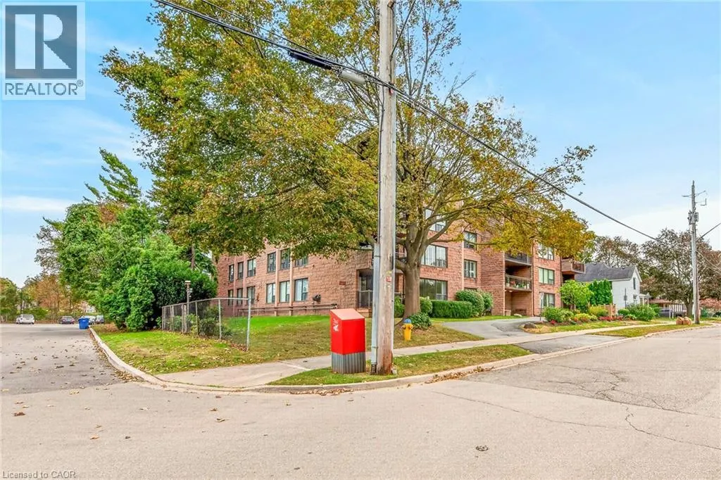 28 ROBINSON Street N Unit# 101 #101