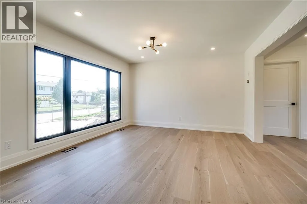 24 ROYCE Avenue