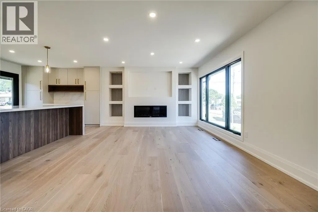 24 ROYCE Avenue