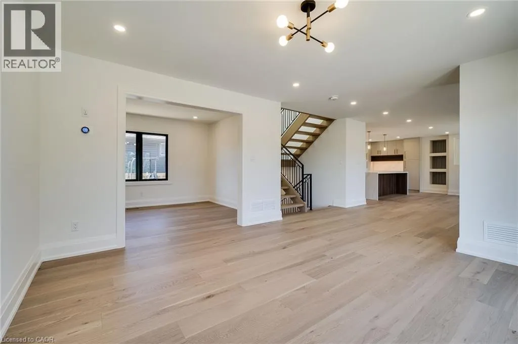 24 ROYCE Avenue