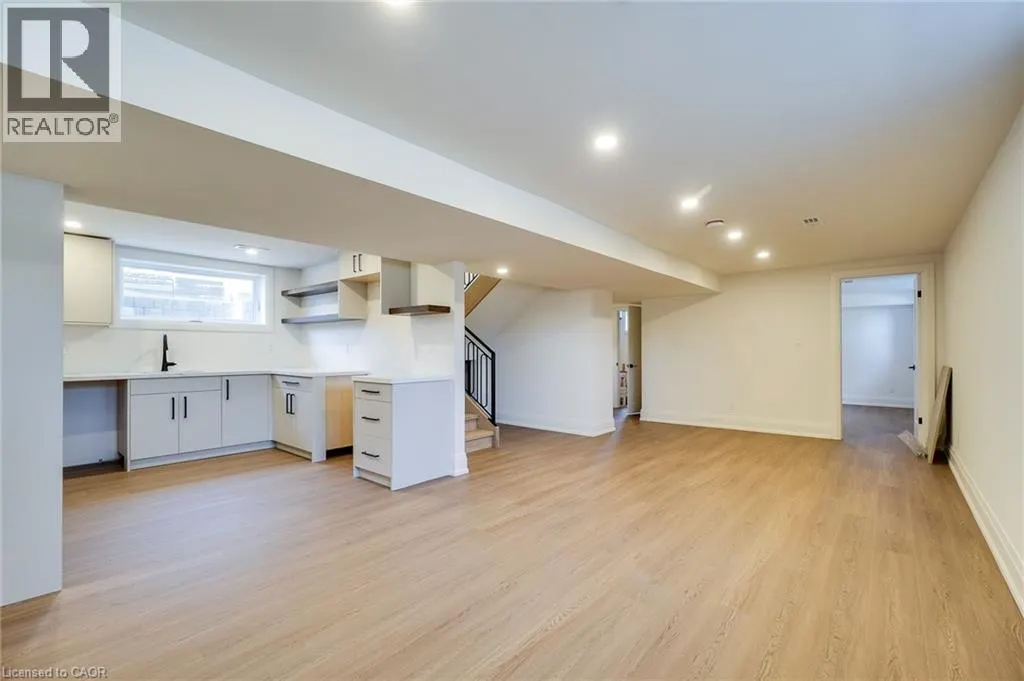 24 ROYCE Avenue