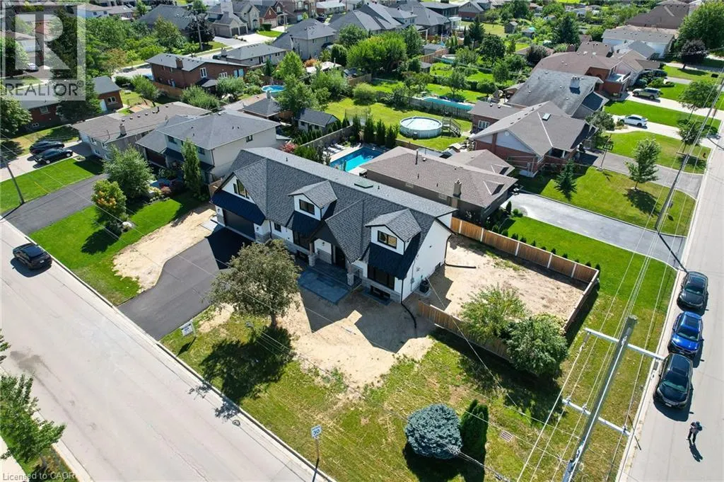 24 ROYCE Avenue