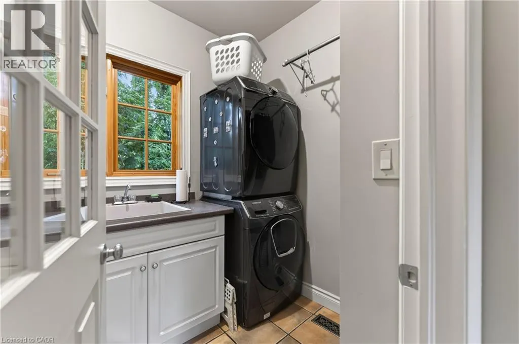 169 JOHN Street W
