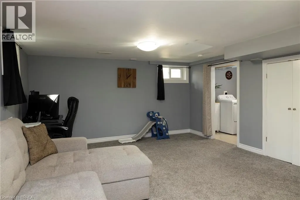 92 SOVEREIGN Street W