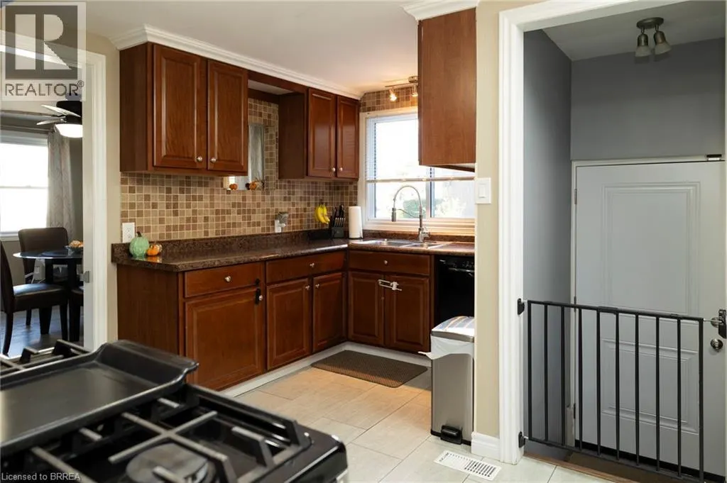92 SOVEREIGN Street W