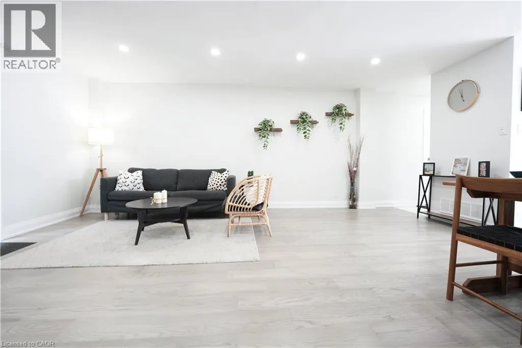 136 JANSEN Avenue