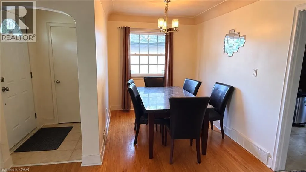 12 ROSELAND Avenue