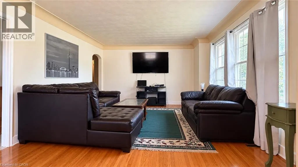 12 ROSELAND Avenue