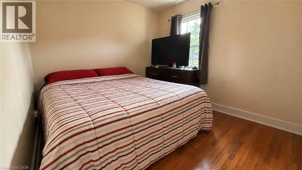 12 ROSELAND Avenue