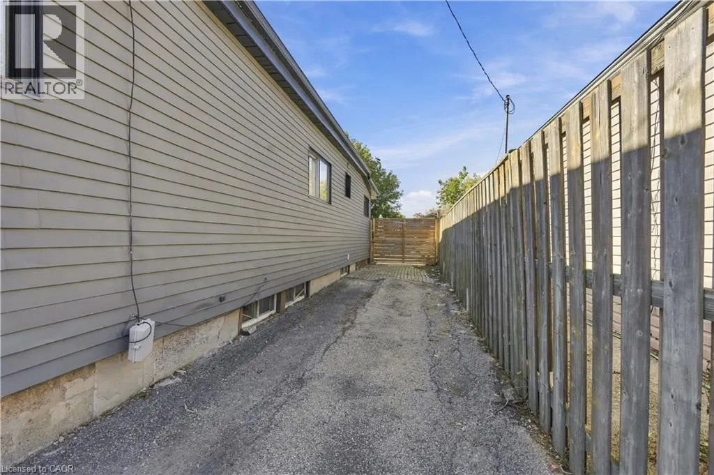658 UPPER WELLINGTON Street