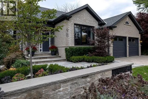 98 MOORE Crescent