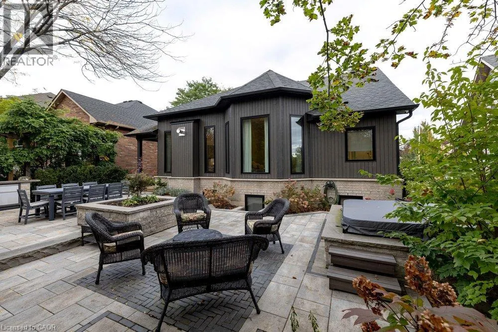 98 MOORE Crescent