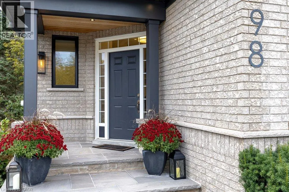 98 MOORE Crescent