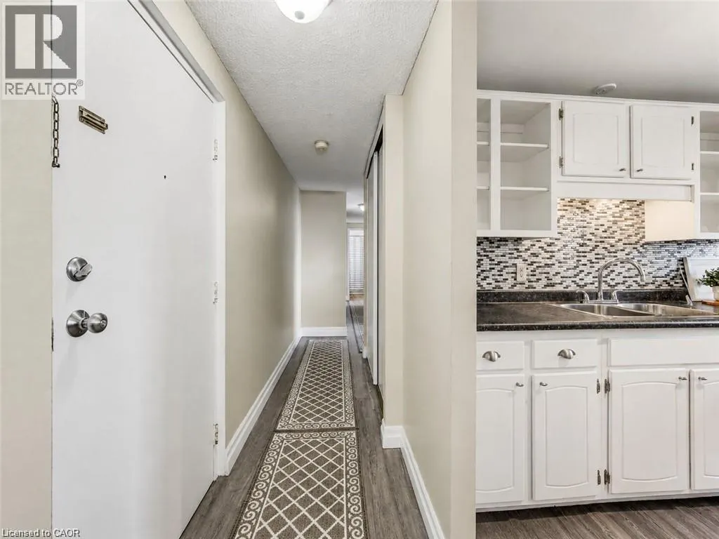 4 AVALON Place Unit# 303 #303