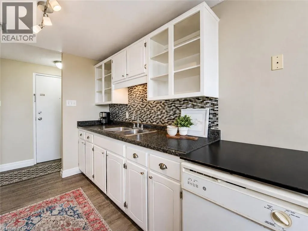 4 AVALON Place Unit# 303 #303