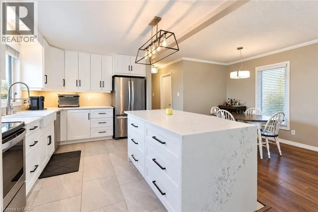 6 SANDRA Crescent
