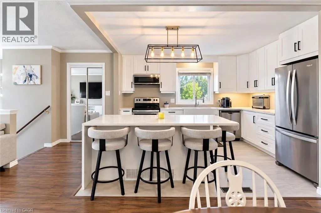 6 SANDRA Crescent