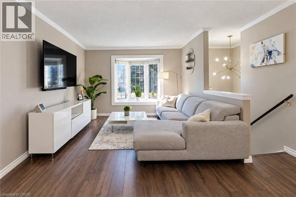 6 SANDRA Crescent