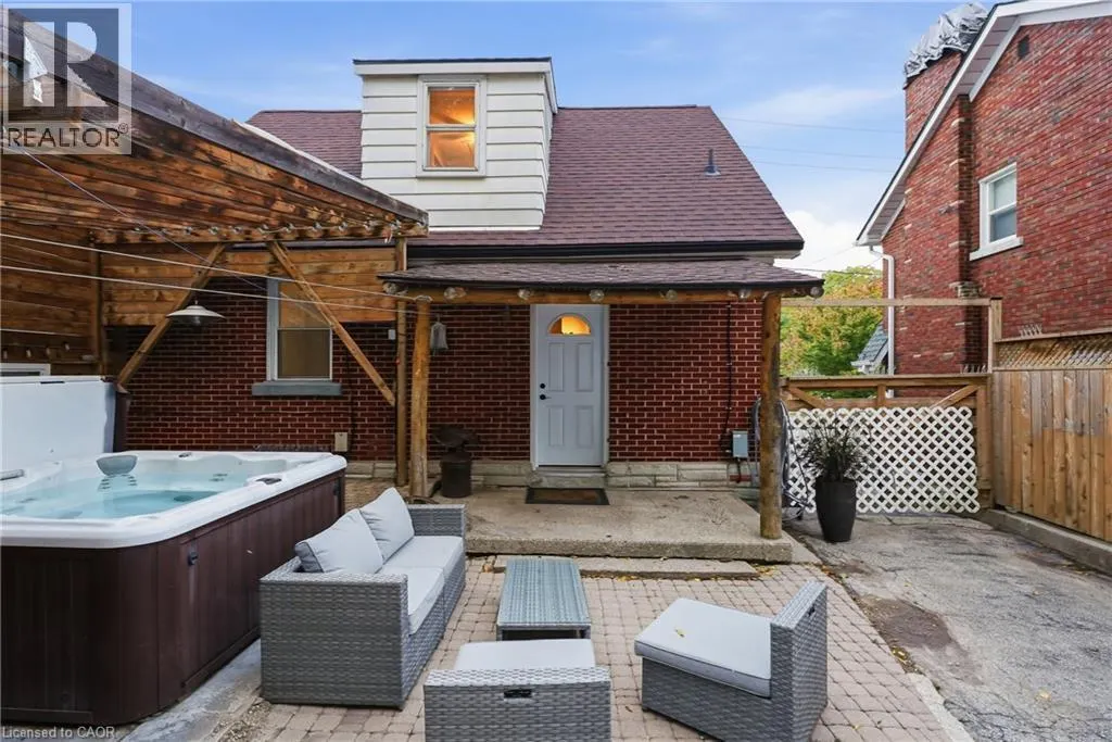 106 CEDAR Street S