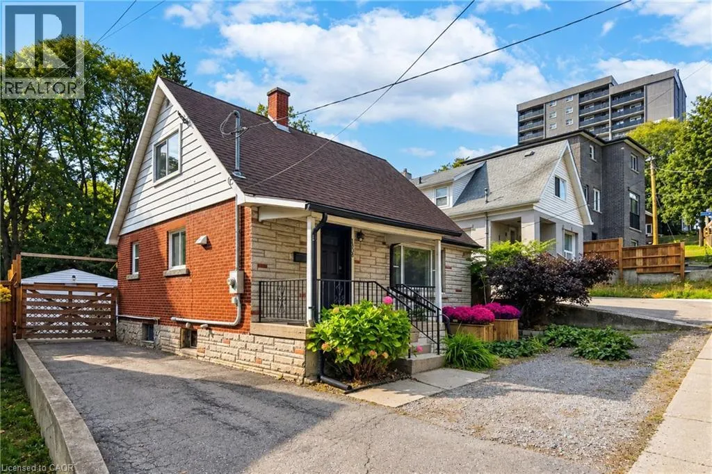 106 CEDAR Street S