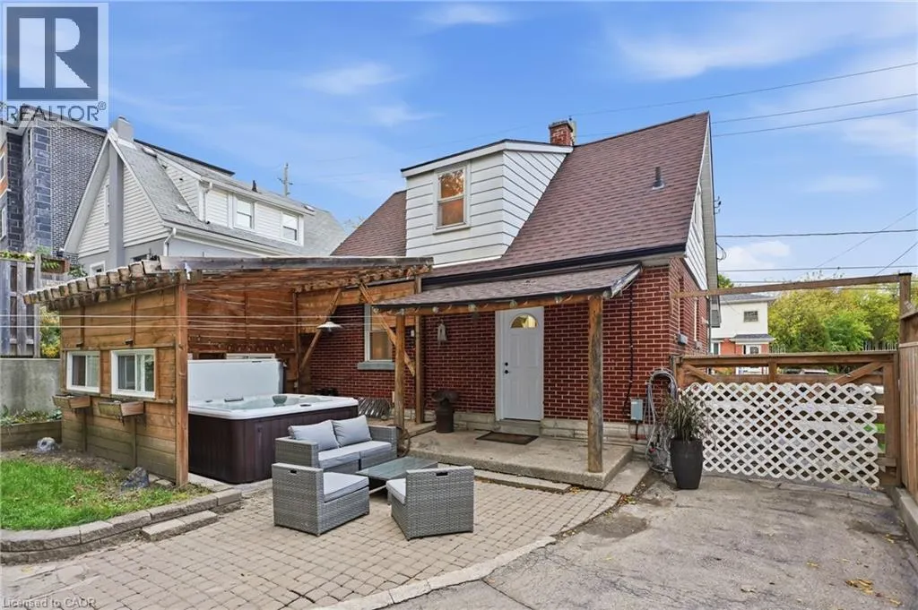 106 CEDAR Street S