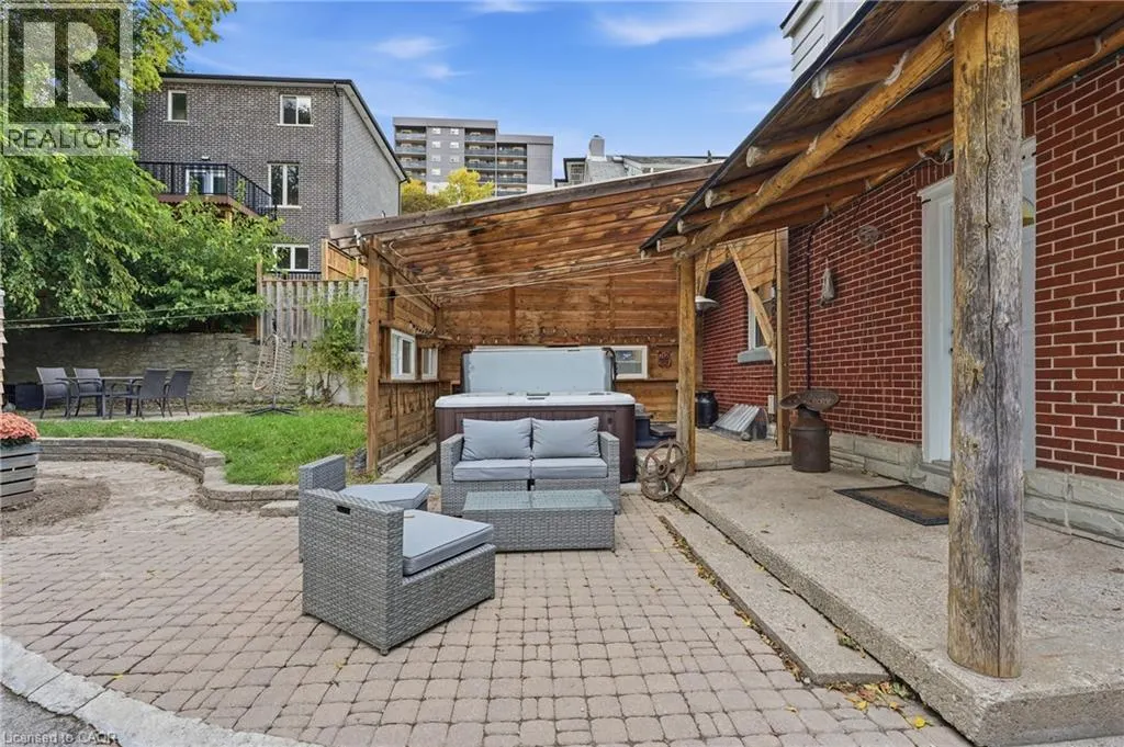 106 CEDAR Street S
