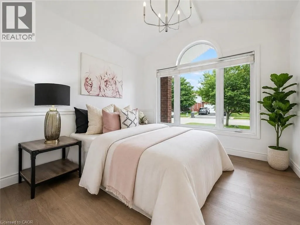 18 KEYS Crescent