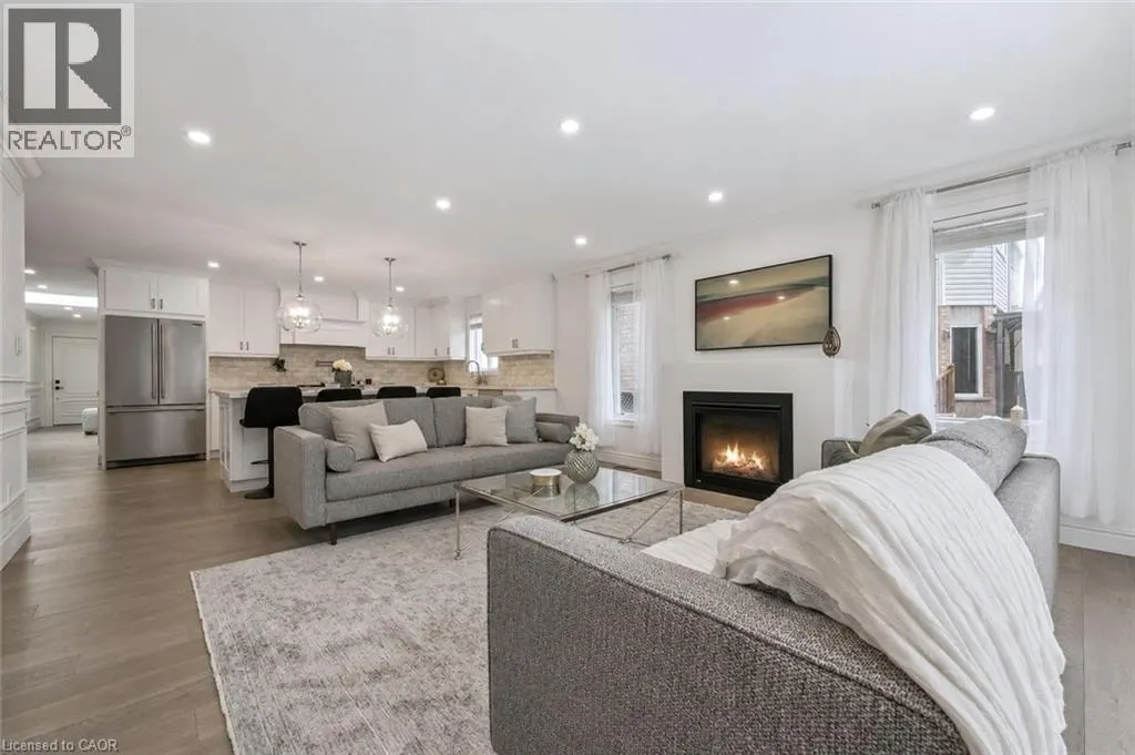 18 KEYS Crescent