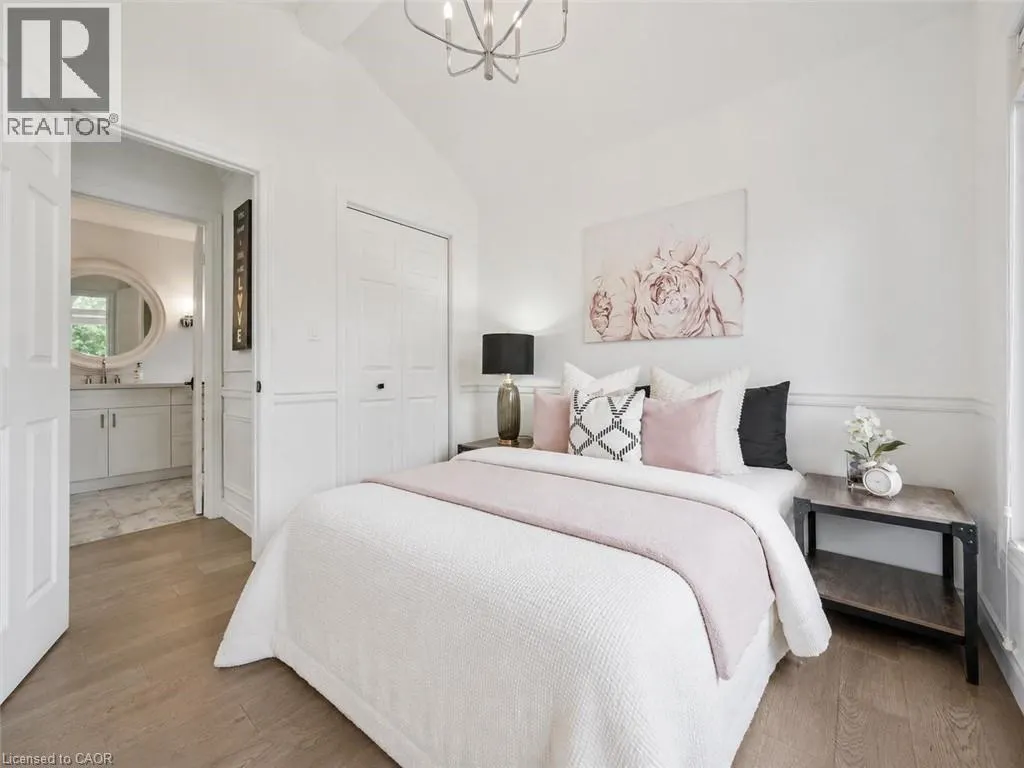 18 KEYS Crescent