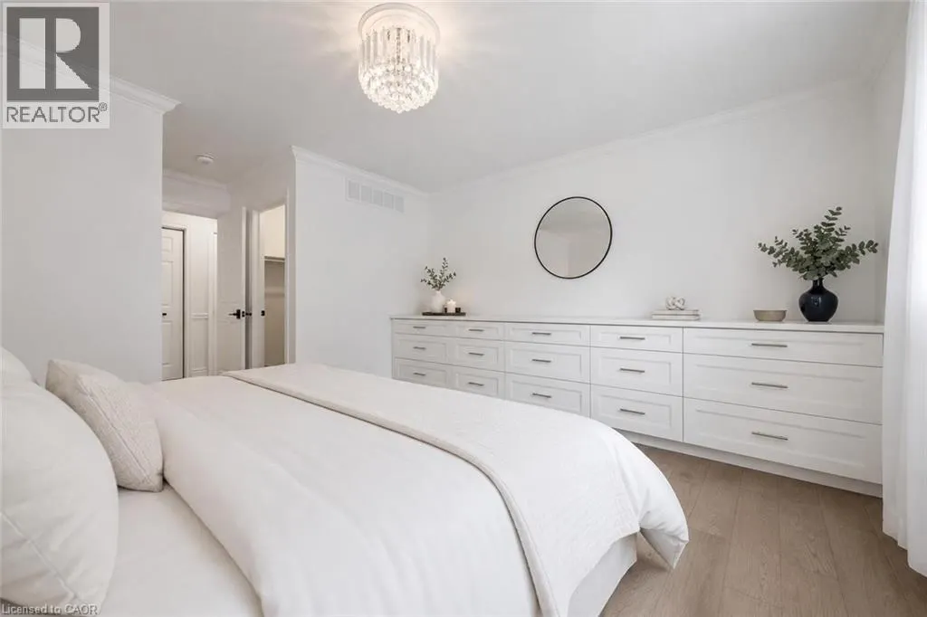 18 KEYS Crescent