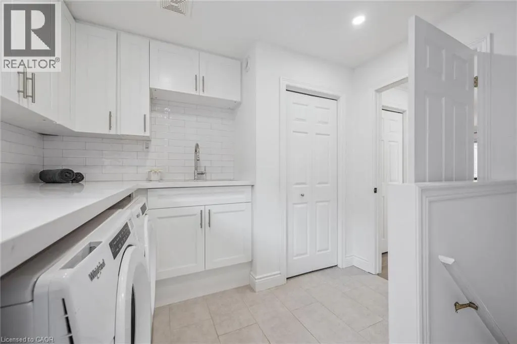 18 KEYS Crescent