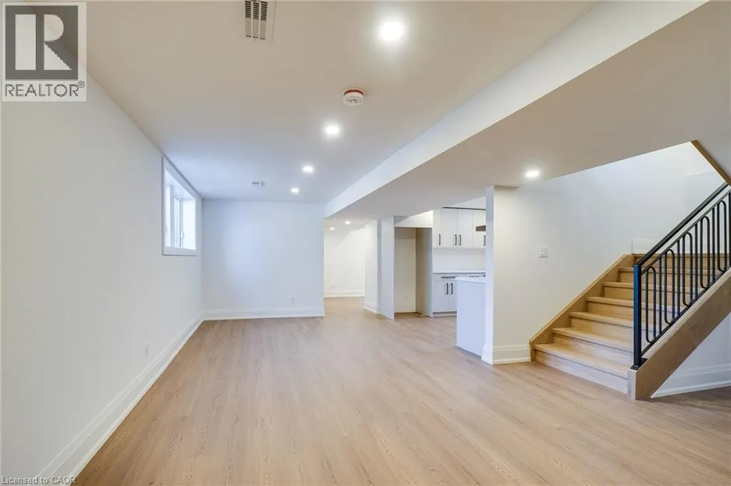 24 ROYCE Avenue